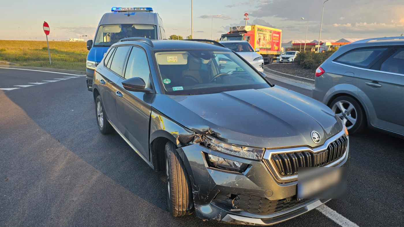Uderzyła w volkswagena na rondzie. Kierująca skodą była pijana
