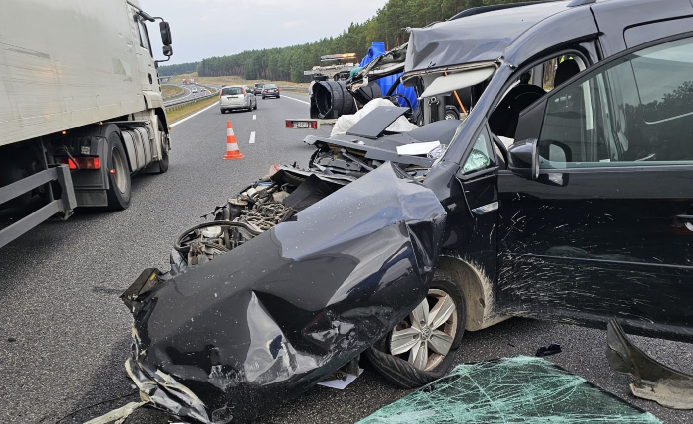 Volkswagen roztrzaskał się o przyczepkę obsługi S3