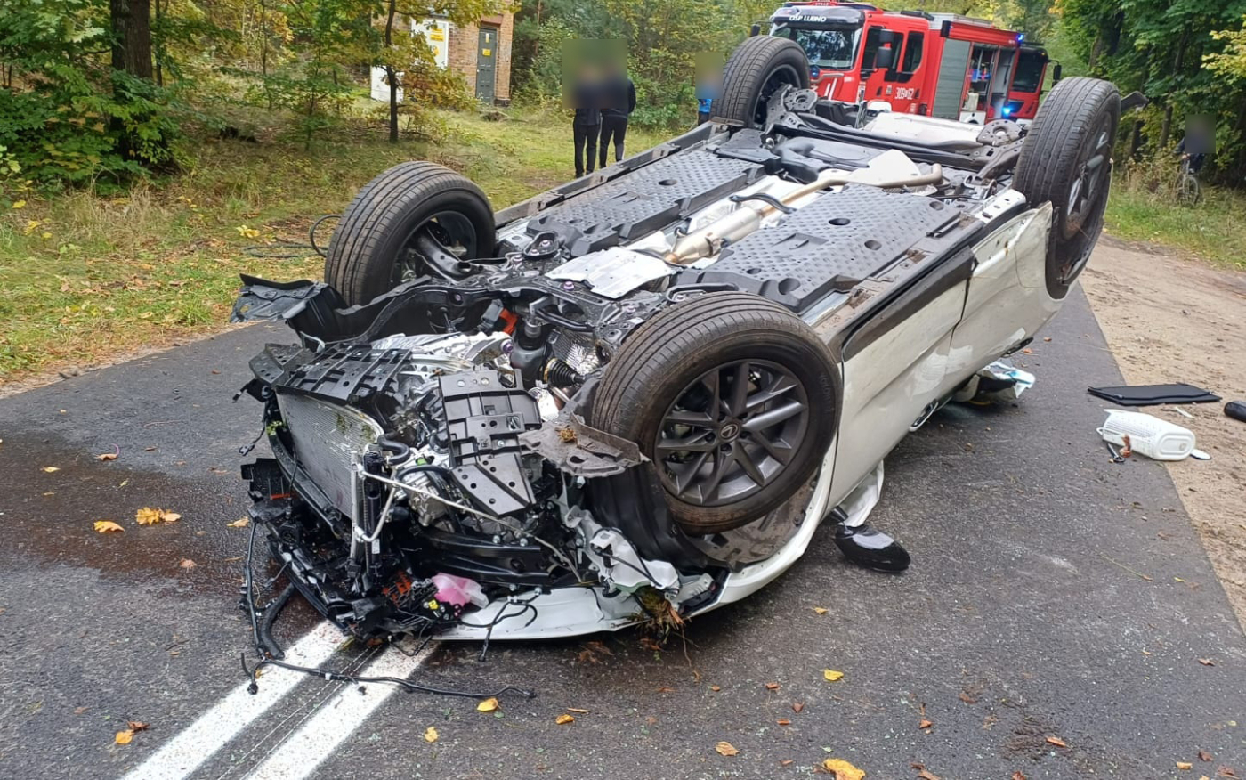 Kierująca lexusem uderzyła w drzewa i dachowała