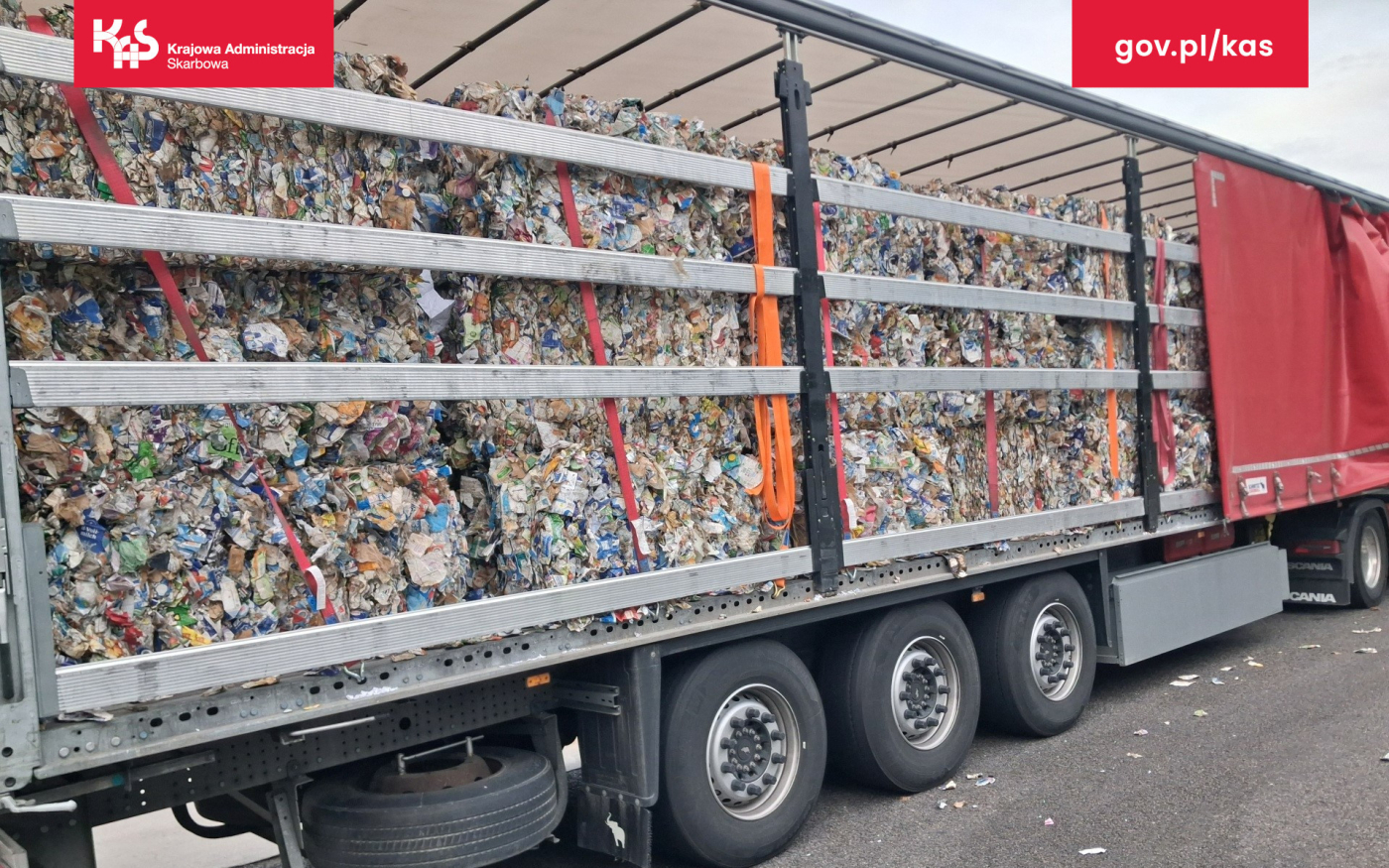 23 tony śmieci zamiast papieru. Nielegalny transport zatrzymany na granicy