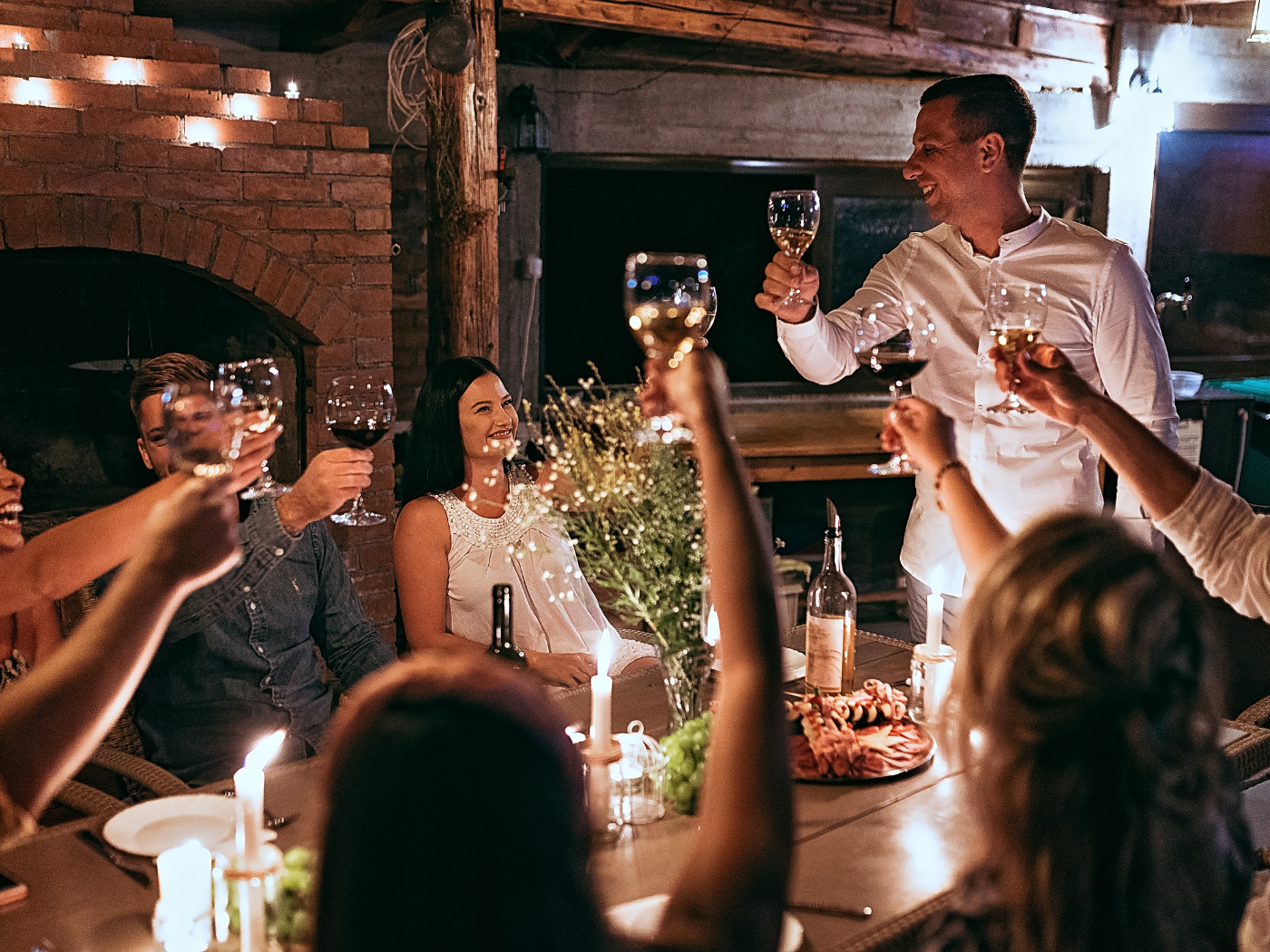 Sukienka midi: idealna kreacja na firmową wigilię i Sylwestra