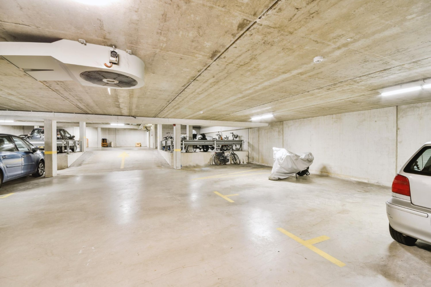 Jak zaplanować przestrzeń w bloku bez komórki lokatorskiej? Garaż jako idealne miejsce na przechowywanie