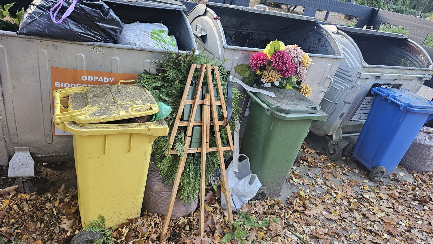 Znicze, wkłady i wiązanki osobno. Inneko chce, by mieszkańcy segregowali śmieci na cmentarzu