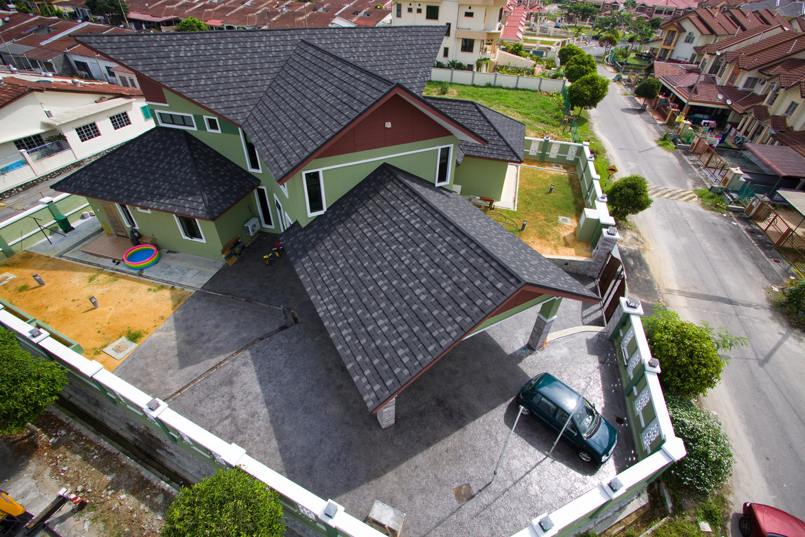 Styl tradycyjnego gontu, trwałość stali. Odkryj blachodachówkę gontopodobną GERARD z posypką kamienną