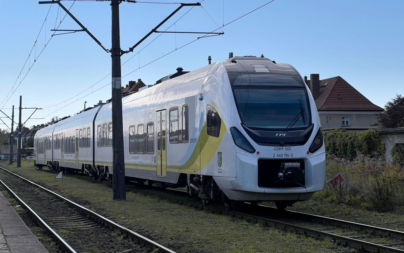 Miał zlikwidować przesiadki. Teraz sam jeździ tylko w połowie trasy