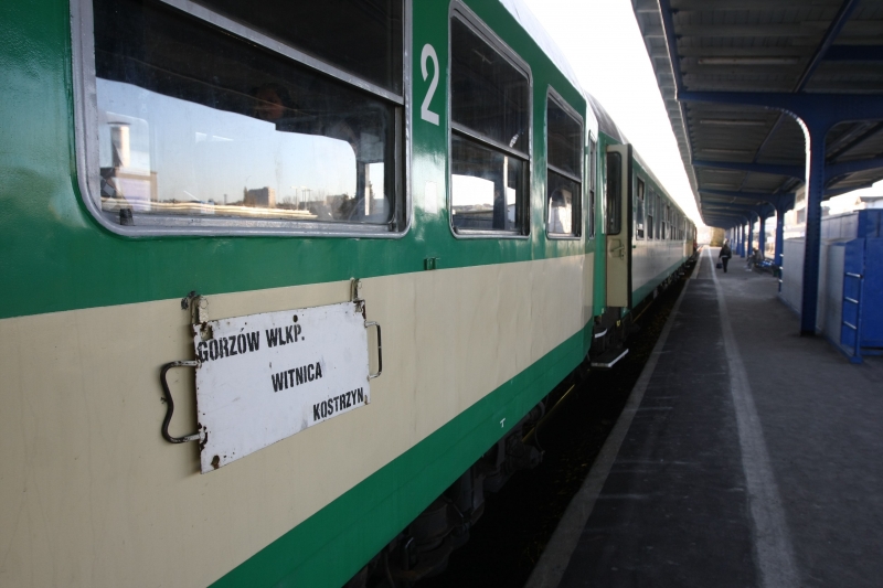 Potrącił go pociąg, ale przeżył