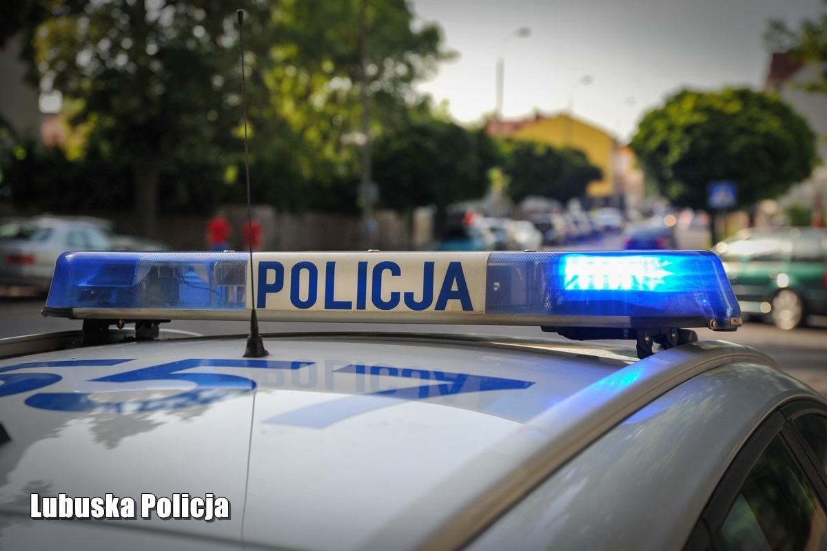 Wyjechali wózkiem pełnym towaru i uciekli. Policjanci zatrzymali trzy osoby