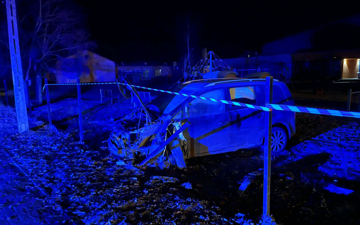 Pijany 27-latek rozbił volkswagena na placu zabaw i uciekł pieszo