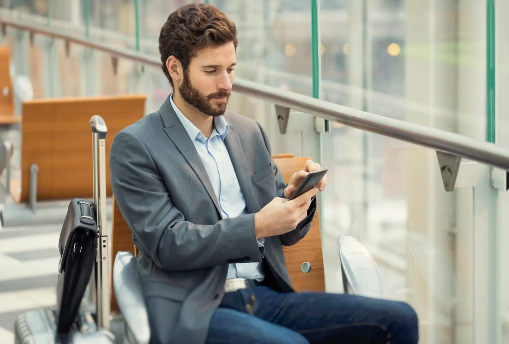 Wiodąca firma zajmująca się odszkodowaniami, AirAdvisor, pomaga polskim podróżnym uzyskać odszkodowanie za opóźnienia lotów i zagubiony bagaż