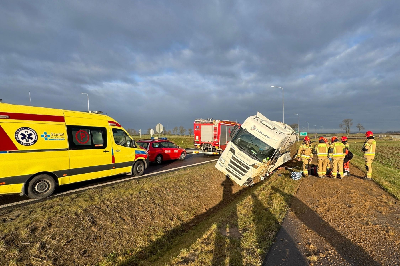 Wypadek na obwodnicy Strzelec Krajeńskich. Ciężarówka wpadła do rowu