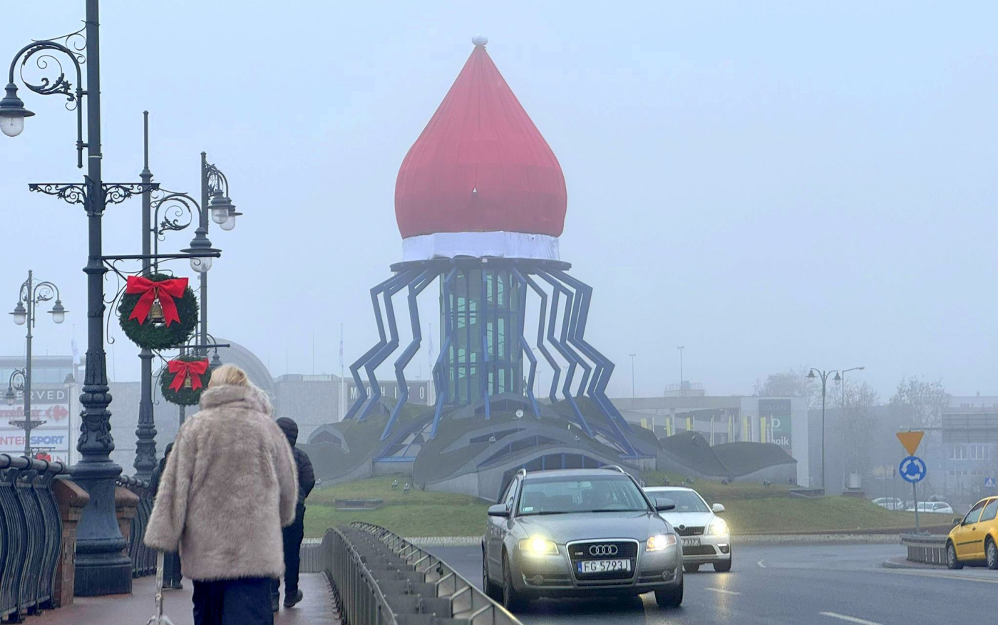 Czapka św. Mikołaja na Dominancie w Gorzowie. Tak ozdobiono wieżę widokową