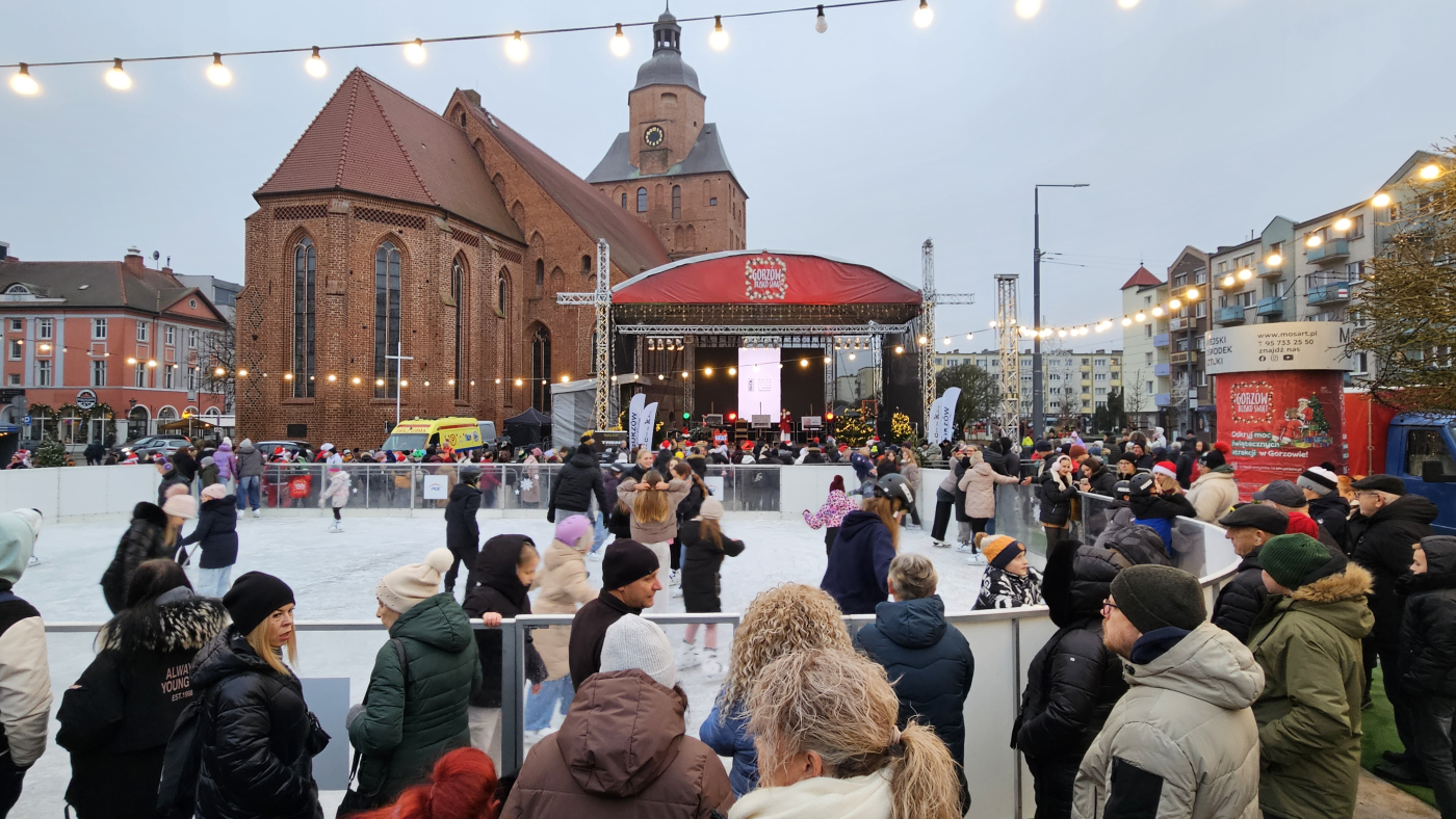 Lodowisko na Starym Rynku już otwarte. Znamy cennik, zasady i limit osób