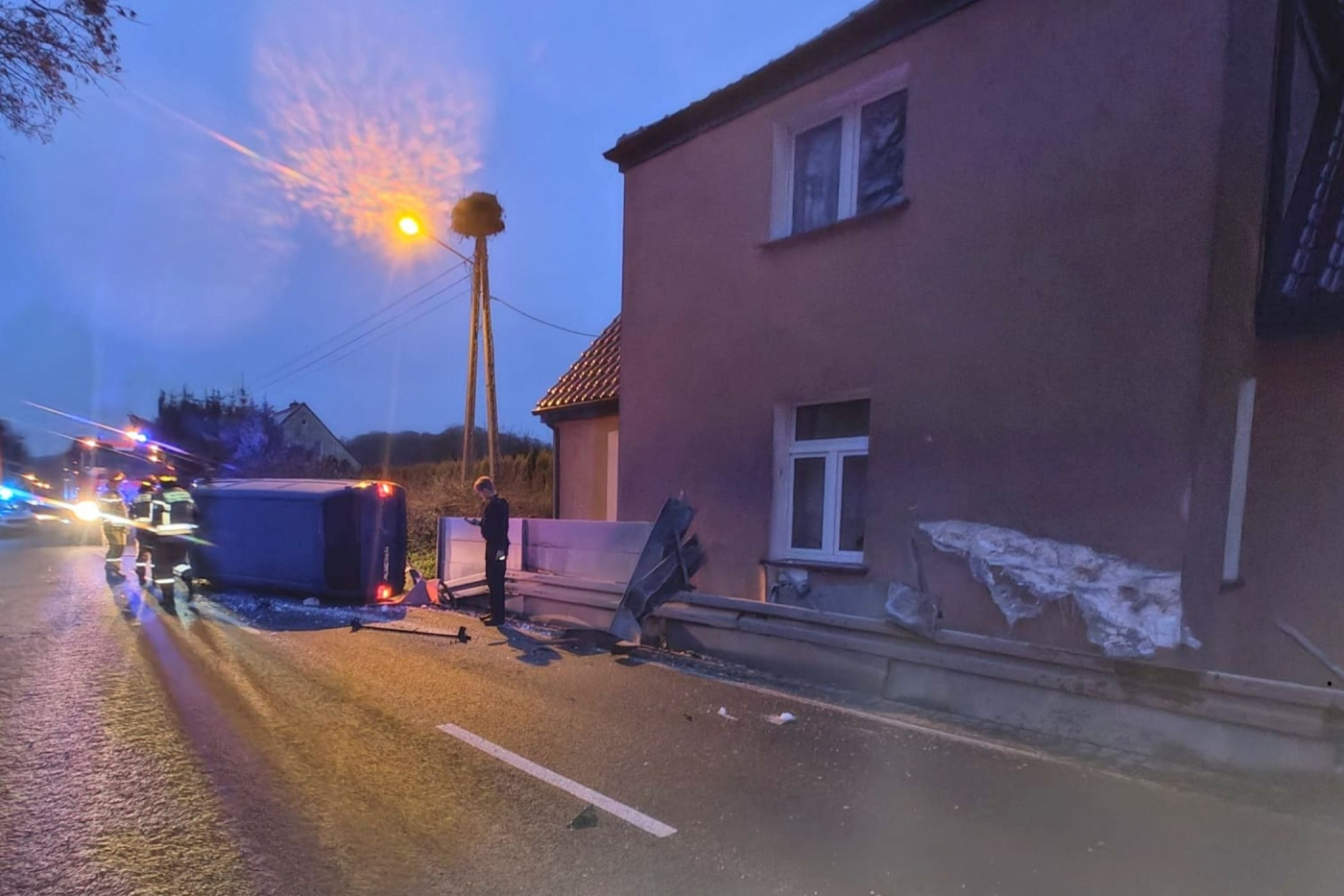 Pijany kierowca volkswagena uderzył w dom