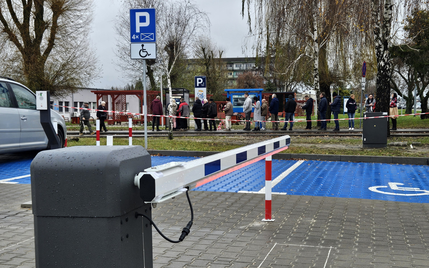 Nowa kolejka pod gorzowskim szpitalem. Tym razem do parkomatu
