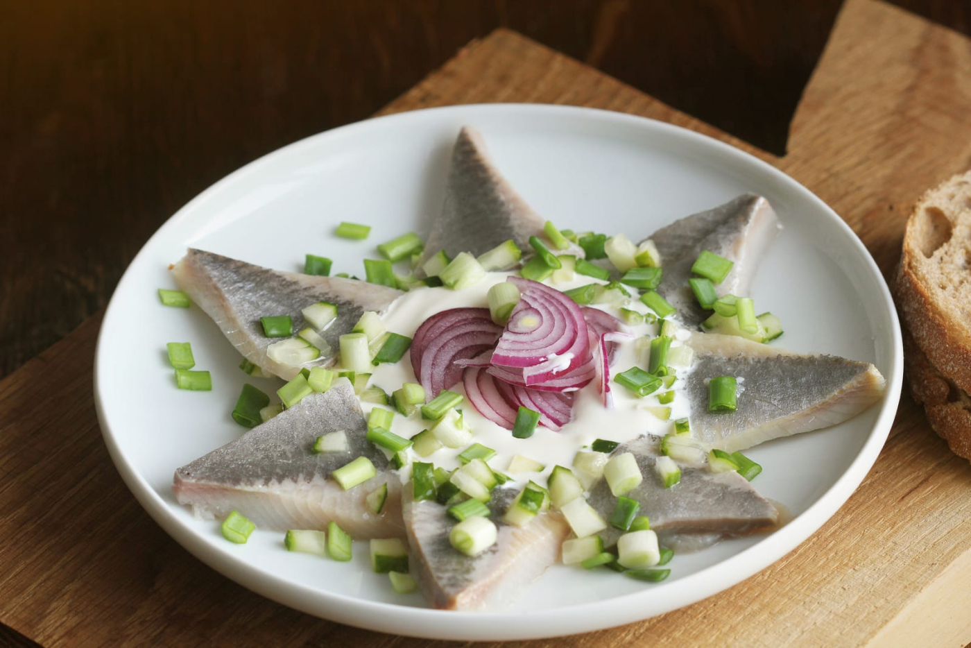 Śledzie w śmietanie wracają na salony – jak zrobić, by smakowały jak dawniej?