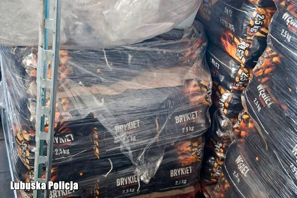 Włamali się do sklepu i ukradli brykiet oraz znicze. Wpadli przez zostawione ślady