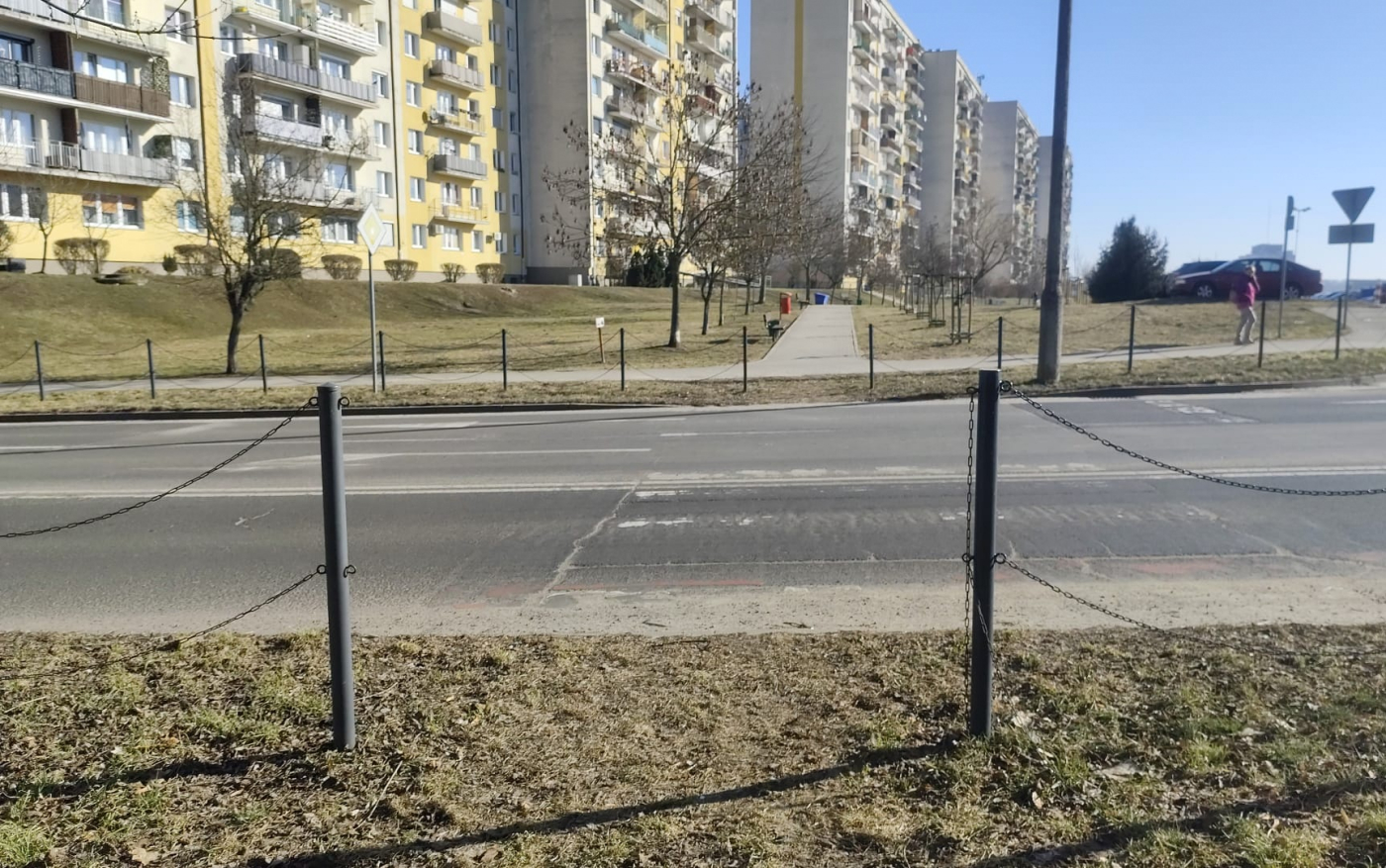 Urząd Miasta Gorzowa nie naprawił barierek przy ul. Fredry. Uszkodzone zabezpieczenia drogowe i zerwane łańcuchy przy starym przejściu dla pieszych