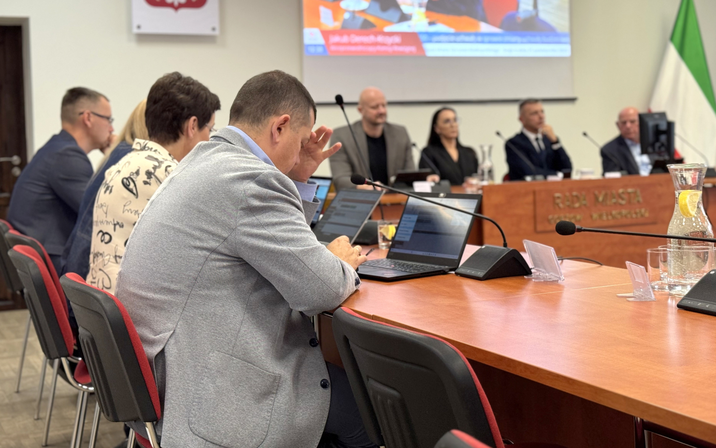 Gorzowscy radni Tomasz Rafalski, Ireneusz Zmora i Albert Madej rozmawiają o kontroli miejskich dotacji dla klubu Stal Gorzów