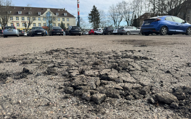 Dziurawy parking pomiędzy Urzędem Miasta a Starostwem Powiatowym w Gorzowie przy ulicy Myśliborskiej i Pankiewicza.