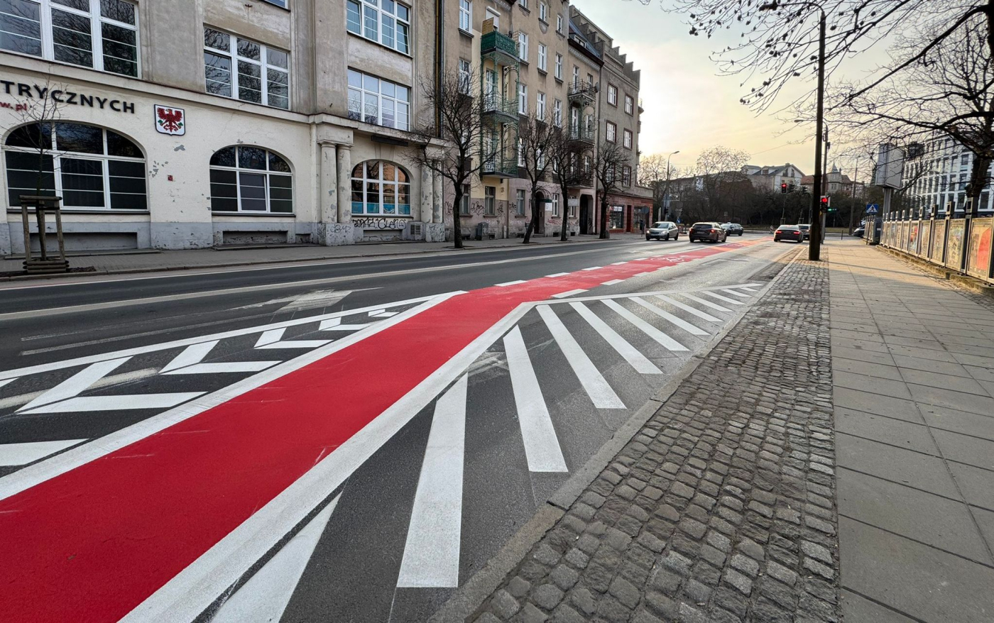 Śluza rowerowa i nowe oznakowanie na skrzyżowaniu ulic Dąbrowskiego i Jagiełły w Gorzowie. Zmiana organizacji ruchu.