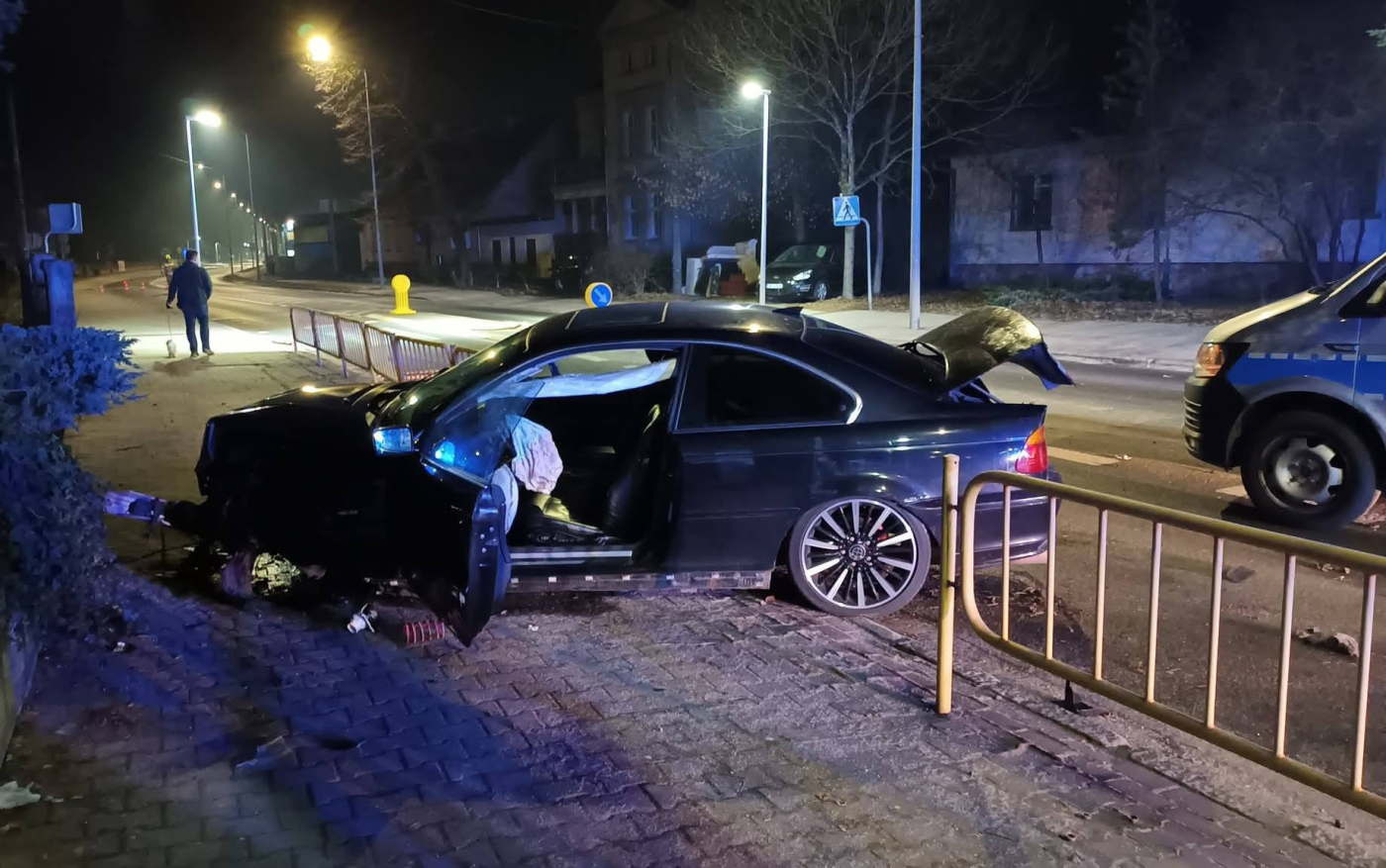 pijany 17-latek BMW Skwierzyna pościg  ul. 2-go Lutego pijany kierowca uderzył w latarnię przy poczcie nocny pościg policji Skwierzyna