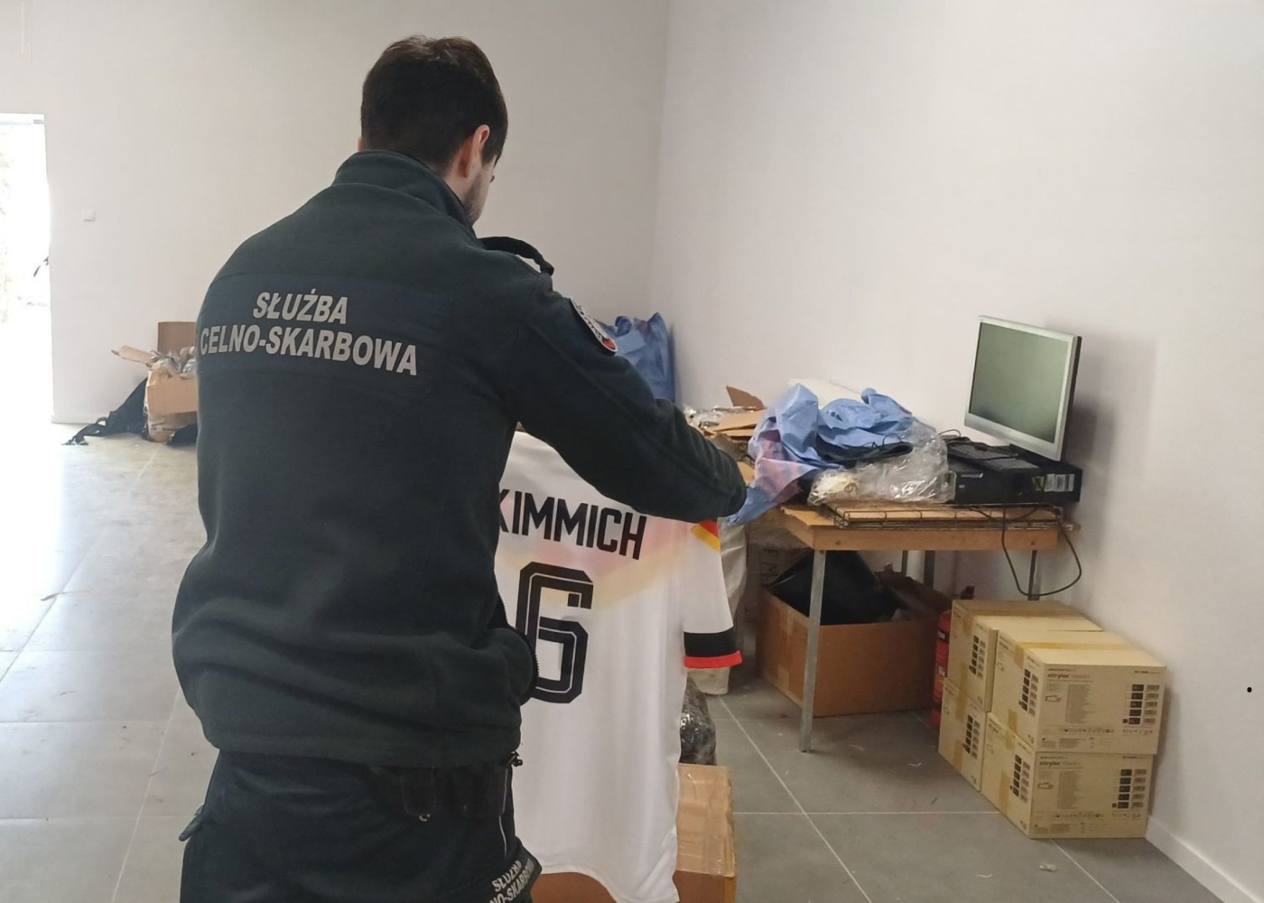 Funkcjonariusze KAS kontrolują przesyłki kurierskie w sortowni paczek w Gorzowie podrobiona odzież i torebki znanych marek zabezpieczone