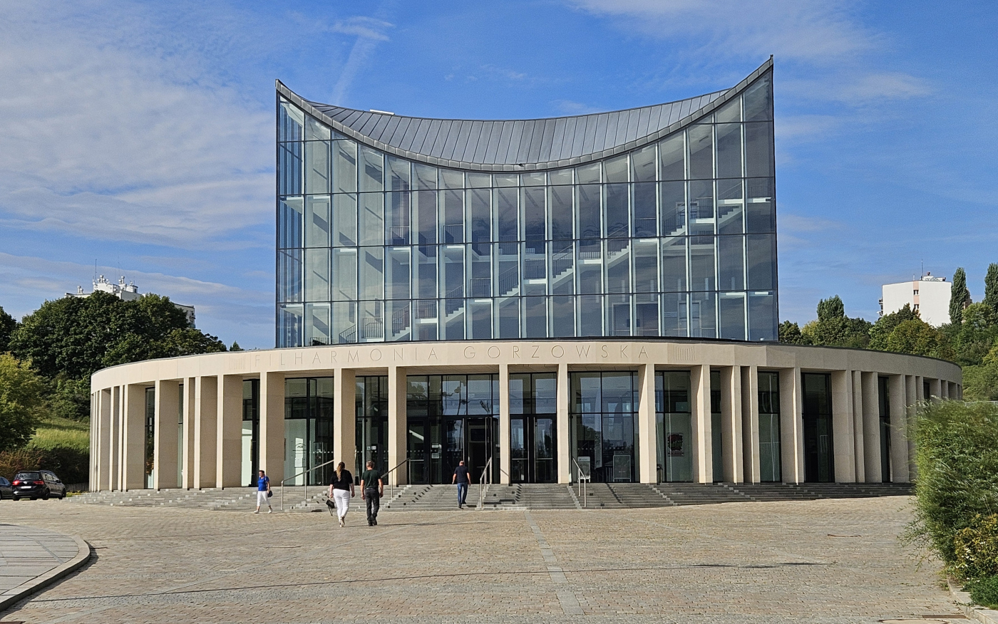 Filharmonia Gorzowska przy ul. Dziewięciu Muz w Gorzowie. Zdjęcie gmachu instytucji, której koszty utrzymania i pensje wyniosły miliony złotych.