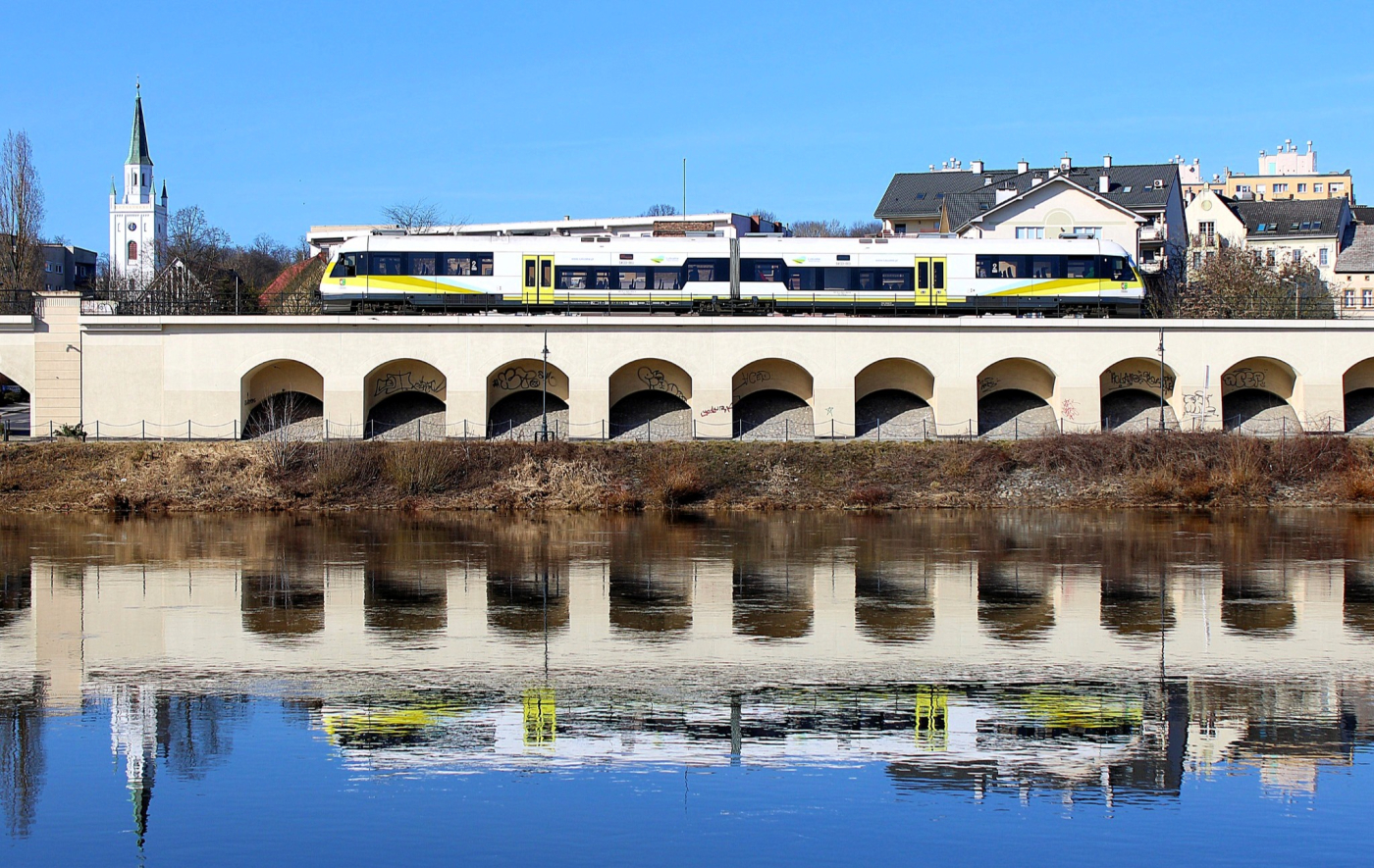Pociąg regionalny Polregio odjeżdżający z przystanku kolejowym Gorzów Wielkopolski Wschodni przy ulicy Teatralnej w Gorzowie Wielkopolskim.