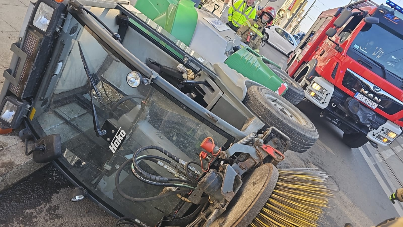przewrócona zamiatarka Inneko na ulicy Sikorskiego w Gorzowie wypadek na skrzyżowaniu z Pocztową policja i pogotowie w centrum