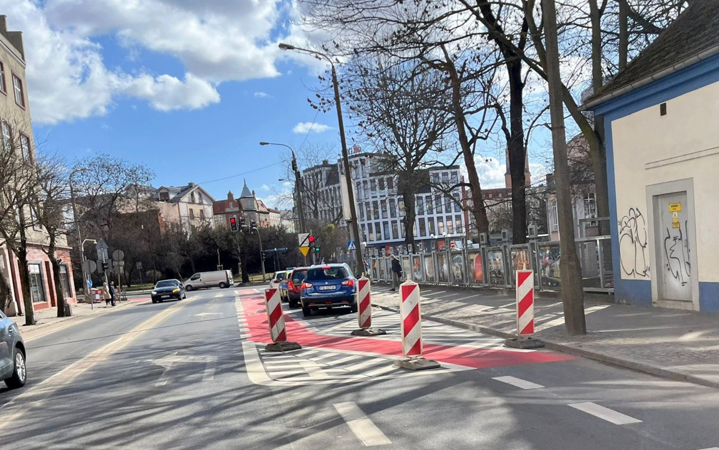 Nowa śluza rowerowa i martwe pola na ulicy Dąbrowskiego w Gorzowie. Widok na oznakowanie poziome przed skrzyżowaniem przy Zespole Szkół Elektrycznych.