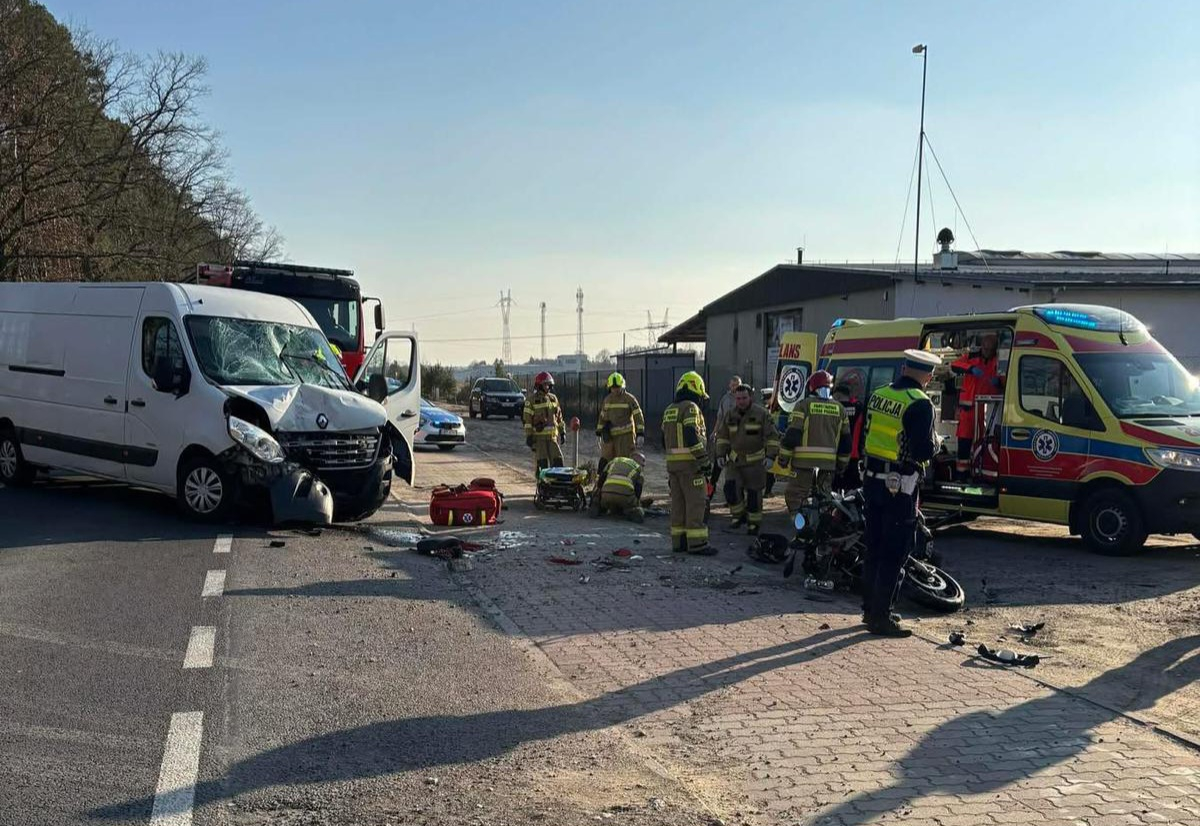Rozbity motocykl i bus Renault po zderzeniu w miejscowości Kłodawa koło Gorzowa ciężko ranny motocyklista