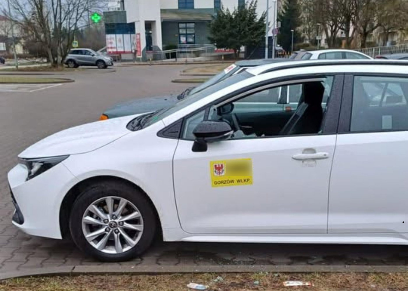 wybite szyby w samochodach Bolt Gorzów ul. Piłsudskiego zniszczenie mienia taksówki na aplikację policja Gorzów 2026