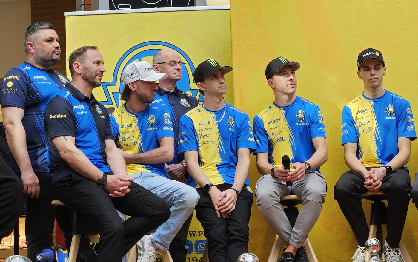 kibice Stali Gorzów na prezentacji składu żużlowców 2026 fani żółto-niebieskich tłumy na spotkaniu z zawodnikami sportowy Gorzów żużel