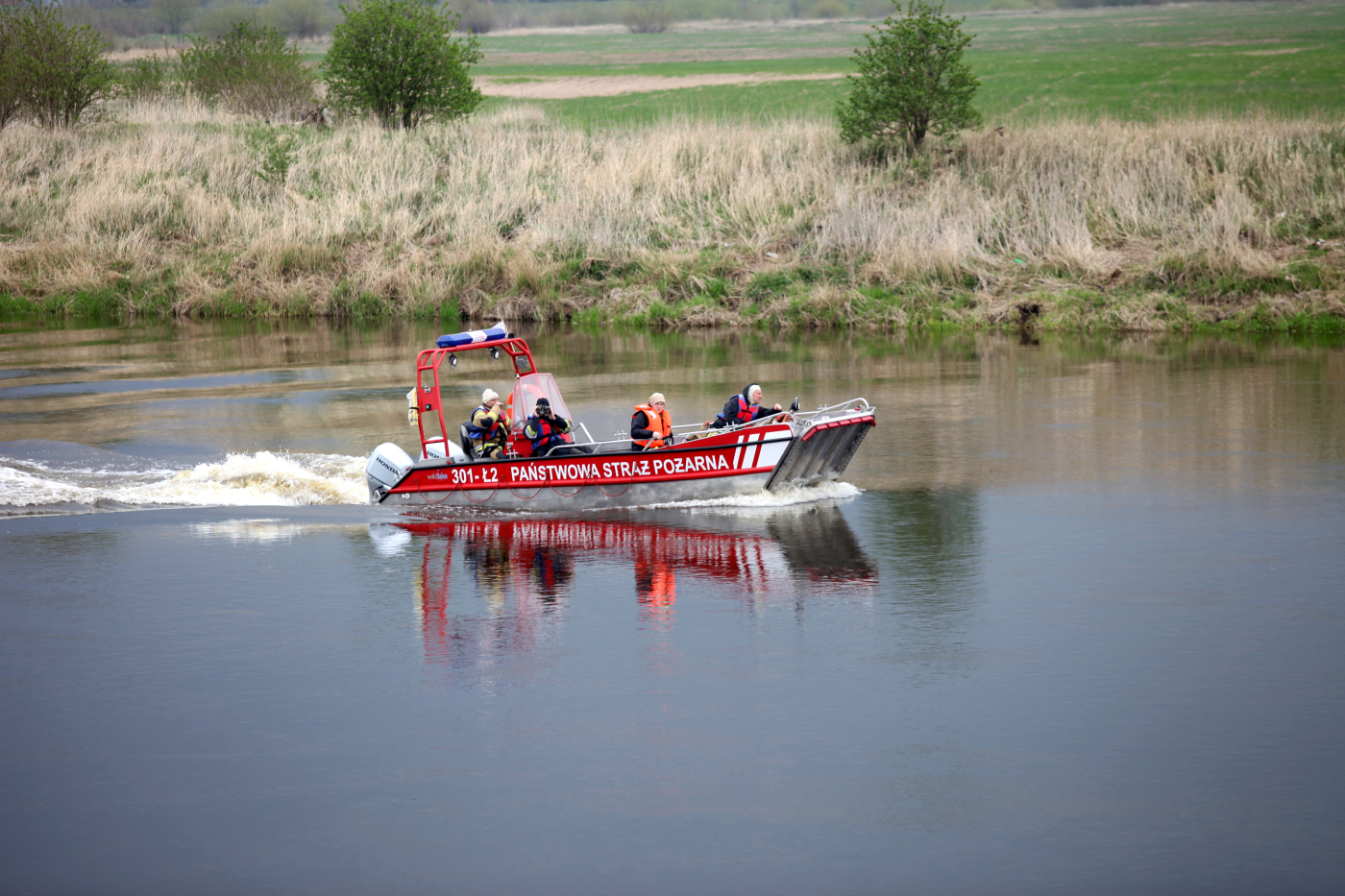 policja i straż pożarna nad Wartą w Gorzowie na wysokości ulicy Kostrzyńskiej prowadzą działania po odnalezieniu w rzece dryfujących zwłok kobiety