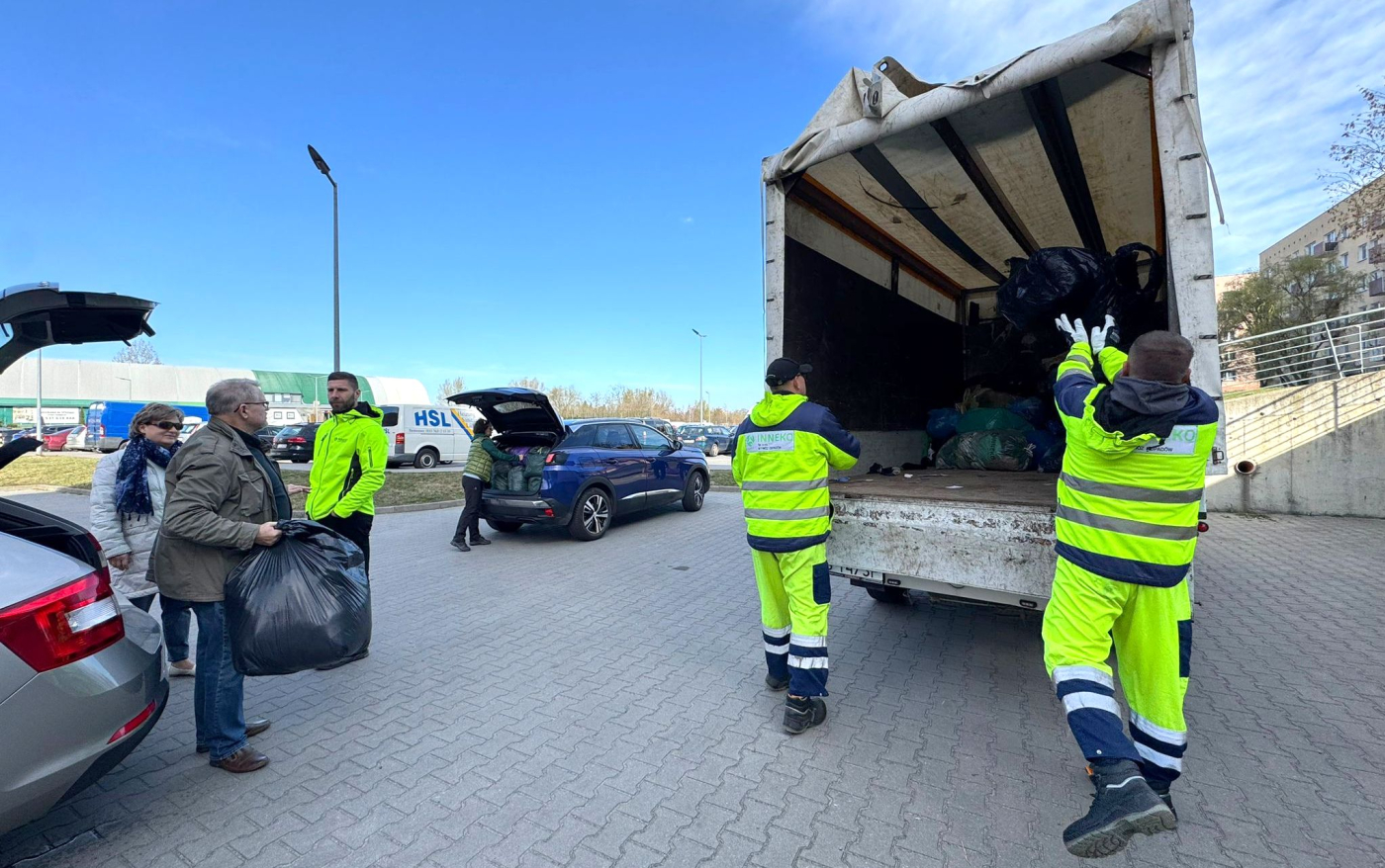 Trwa zbiórka tekstyliów w Gorzowie. Mieszkańcy ruszyli oddawać worki pełne ubrań