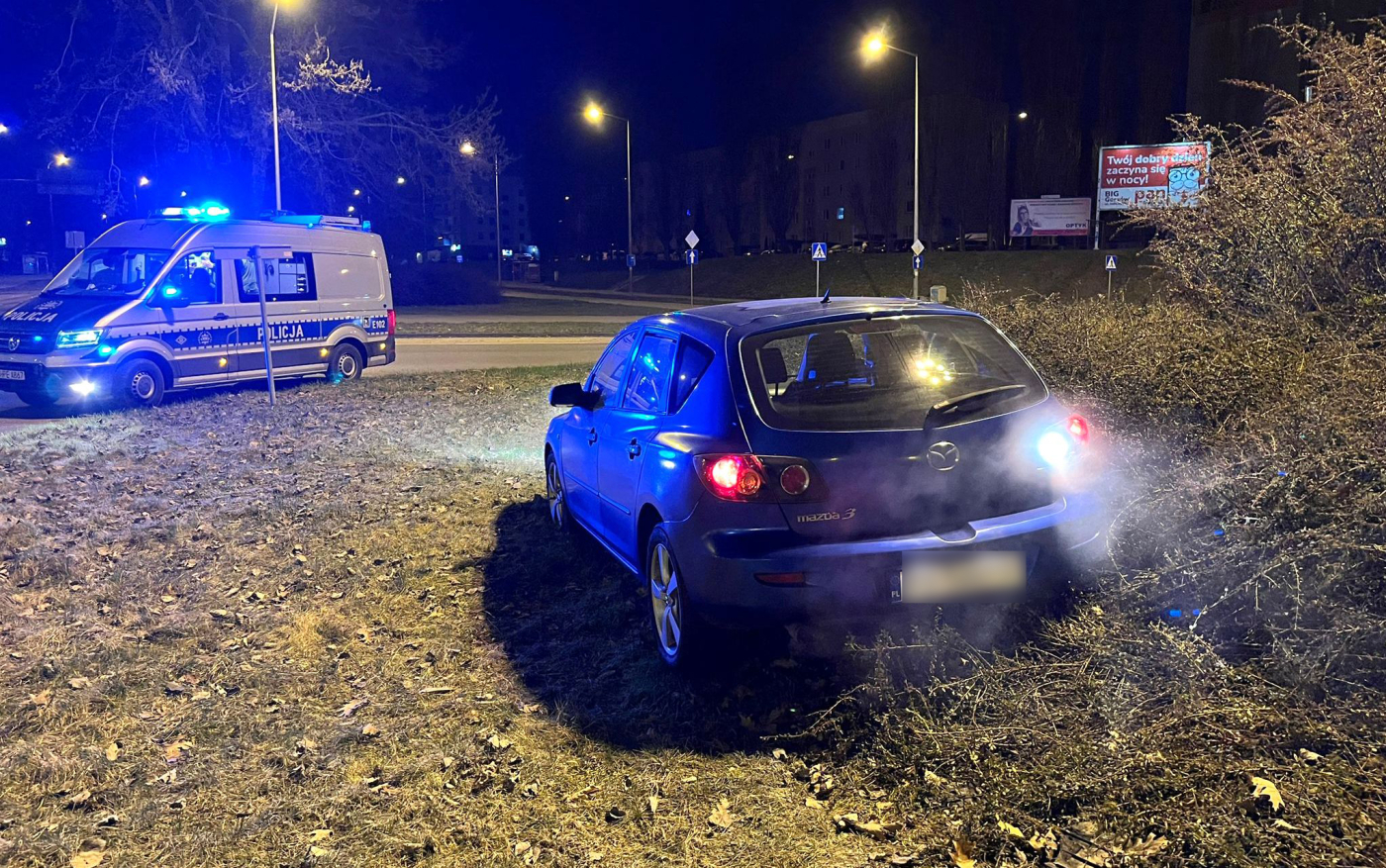 "Na rondzie na wprost". Wjechał Mazdą w krzaki na rondzie Górczyńskim