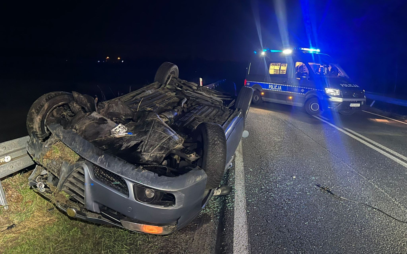 Uderzył Alfą Romeo w barierki i dachował. Kierowca był pijany