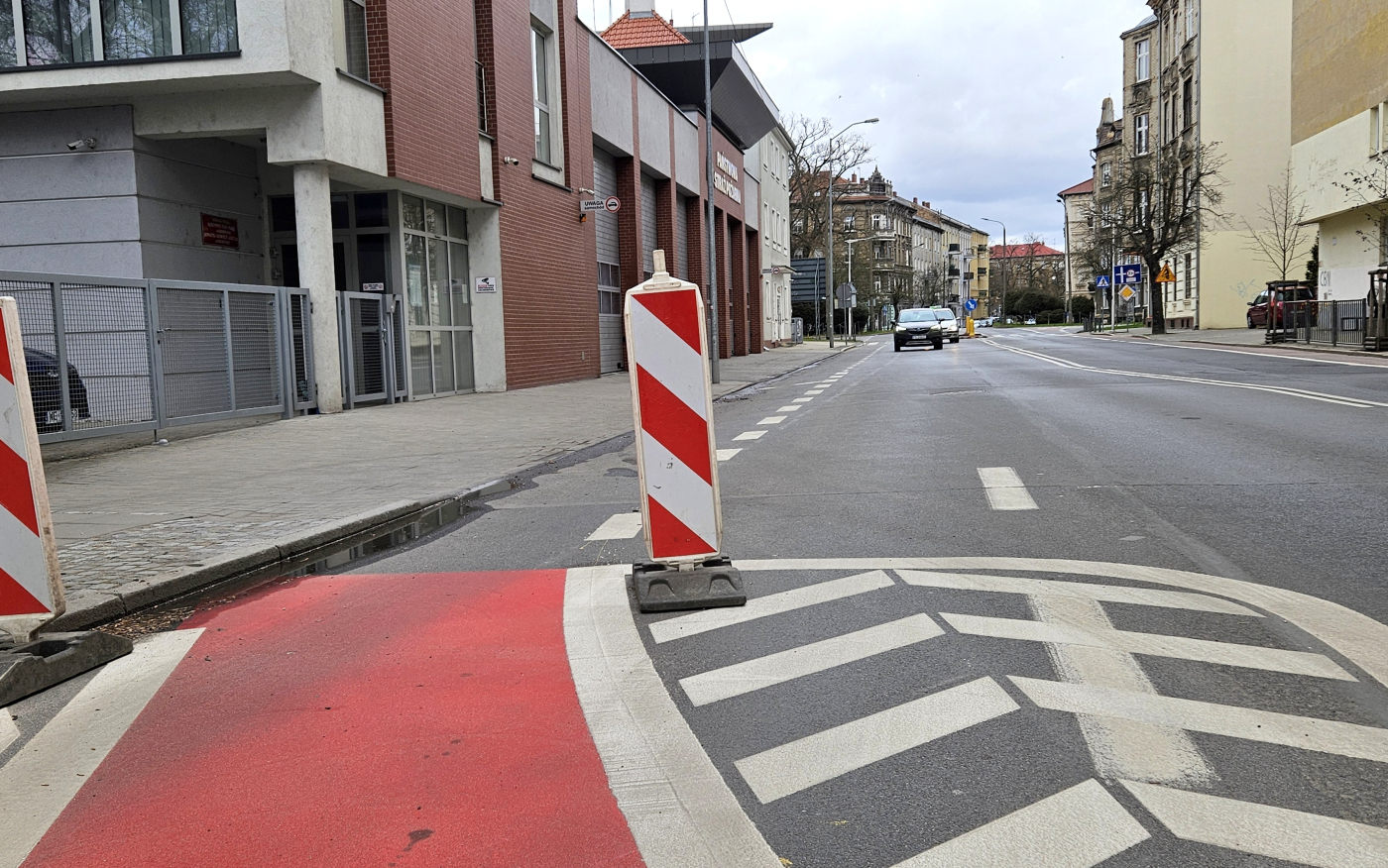 „Ktoś nie zrobił inwentaryzacji”. Radni o błędach przy ścieżce rowerowej na Dąbrowskiego