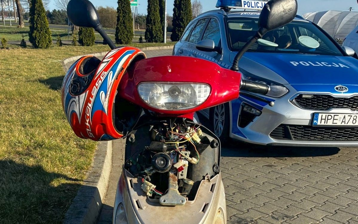 Był pijany i nie miał uprawnień. Policjanci zatrzymali 24-latka na motorowerze