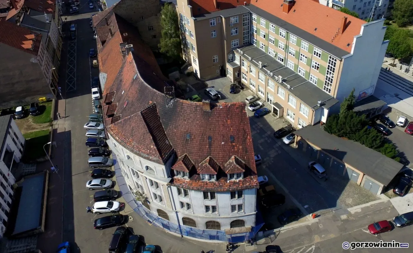 Miasto wydało miliony na plany, a budynek niszczeje. choćby radny omija to miejsce