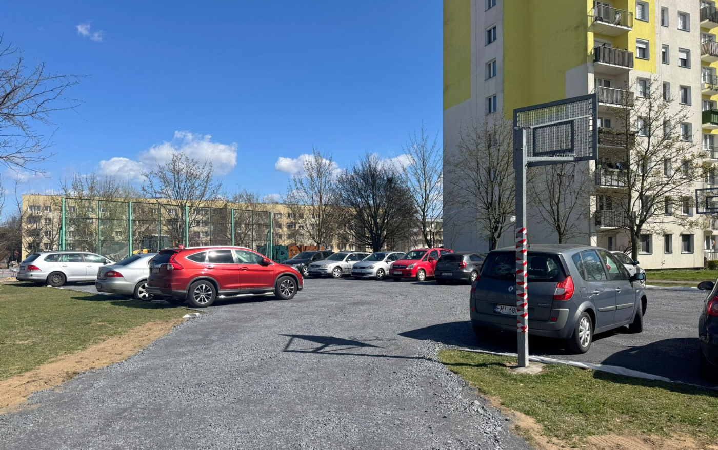 Dlaczego tymczasowy parking powstał na boisku? GIM: Inne miejsca były niewystarczające