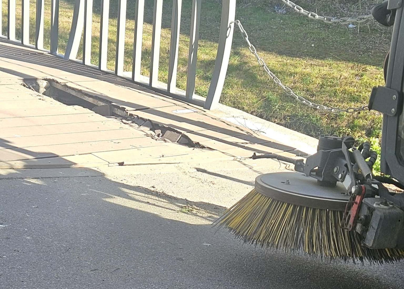 zniszczony mostek nad rzeką Kłodawką w parku Róż w Gorzowie pęknięte deski kompozytowe na kładce w parku Wiosny Ludów po wjeździe zamiatarki Inneko Gorzów