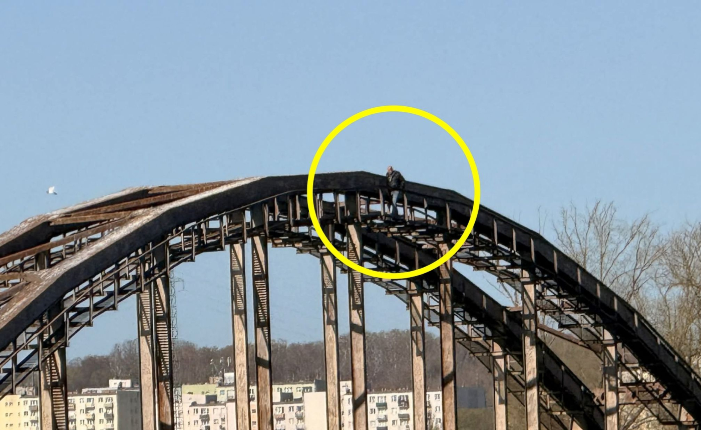 akcja policji i straży pożarnej na moście kolejowym przy ulicy Fabrycznej w Gorzowie mężczyzna na przęśle wstrzymany ruch pociągów w stronę Zbąszynka