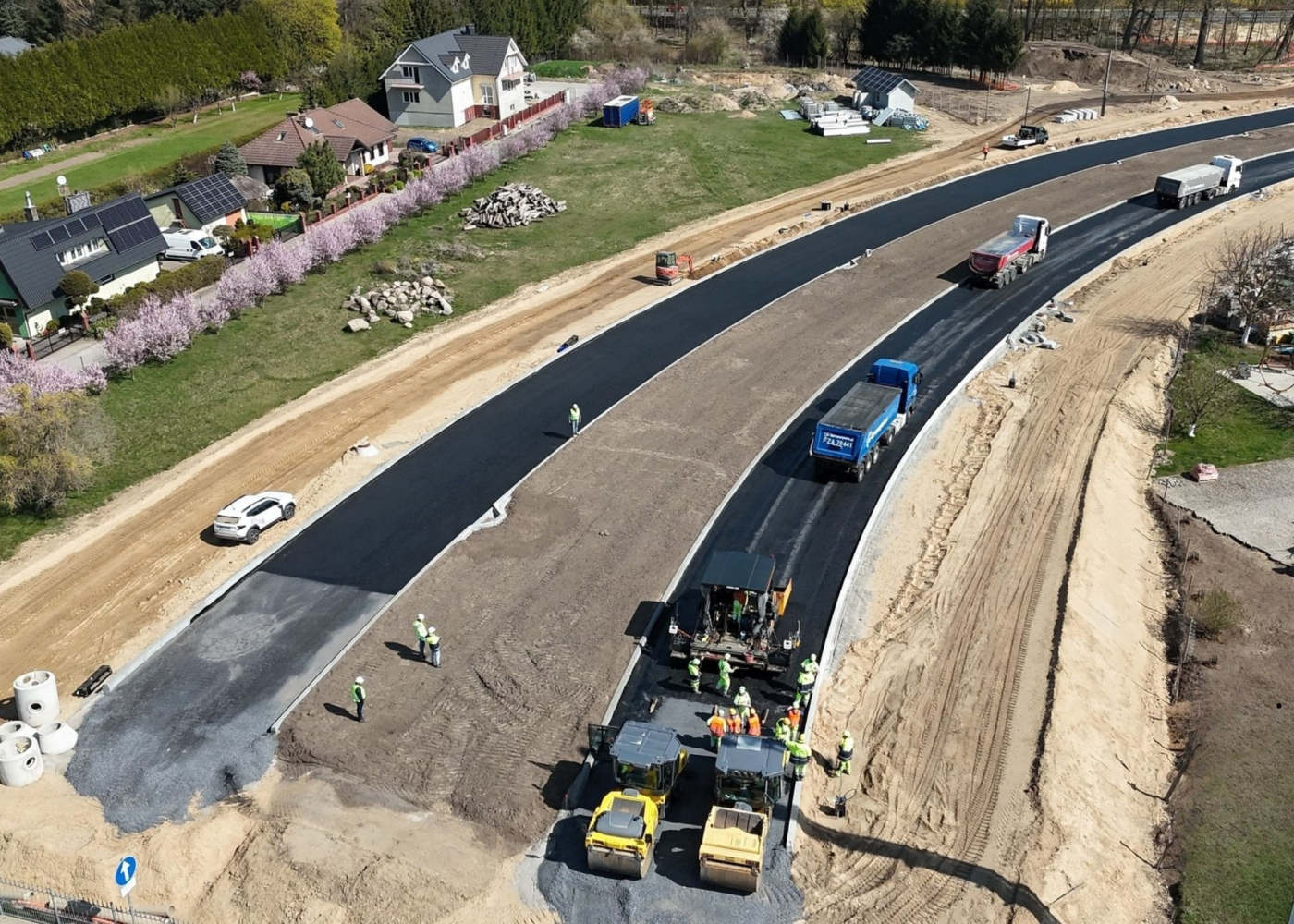 Trwa układanie asfaltu na północnej obwodnicy Gorzowa. Tak powstaje nowa droga za 27 mln zł