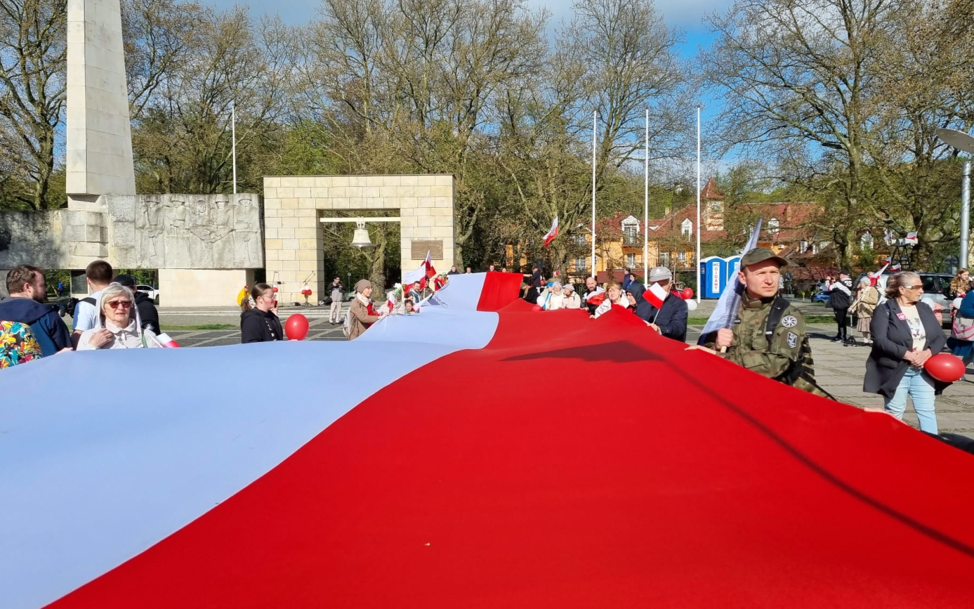 100 metrowa biało-czerwona flaga na Placu Grunwaldzkim w Gorzowie zapowiedź trasy przemarszu ulicami Mieszka I Chrobrego Jagiełły Warszawska Sikorskiego oraz utrudnienia w ruchu centrum
