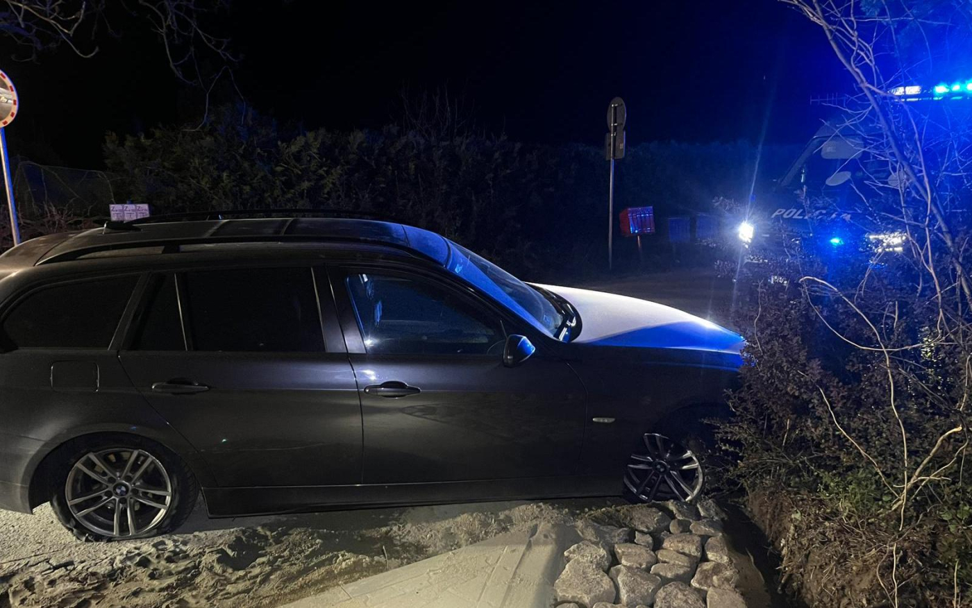 pijany kierowca BMW uderzył w przepust na skrzyżowaniu w Karninie koło Gorzowa próbując uniknąć kontroli policyjnej patrolu z Gorzowa w nocy 2026 roku