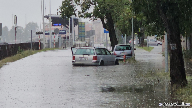 zalane ulice w Gorzowie ulewny deszcz i burze w powiecie gorzowskim ostrzeżenie IMGW przed deszczem 60 litrów na metr kwadratowy w Gorzowie i regionie