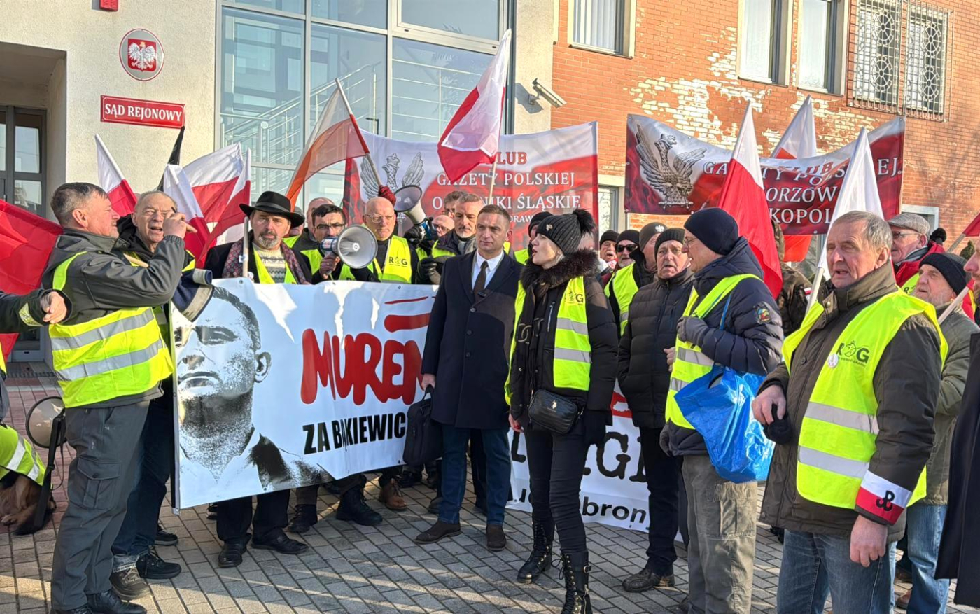 Robert Bąkiewicz i działacze Ruchu Obrony Granic przed Sądem Rejonowym w Słubicach. Robert Bąkiewicz oskarżony o znieważenie funkcjonariuszy w Gorzowie.