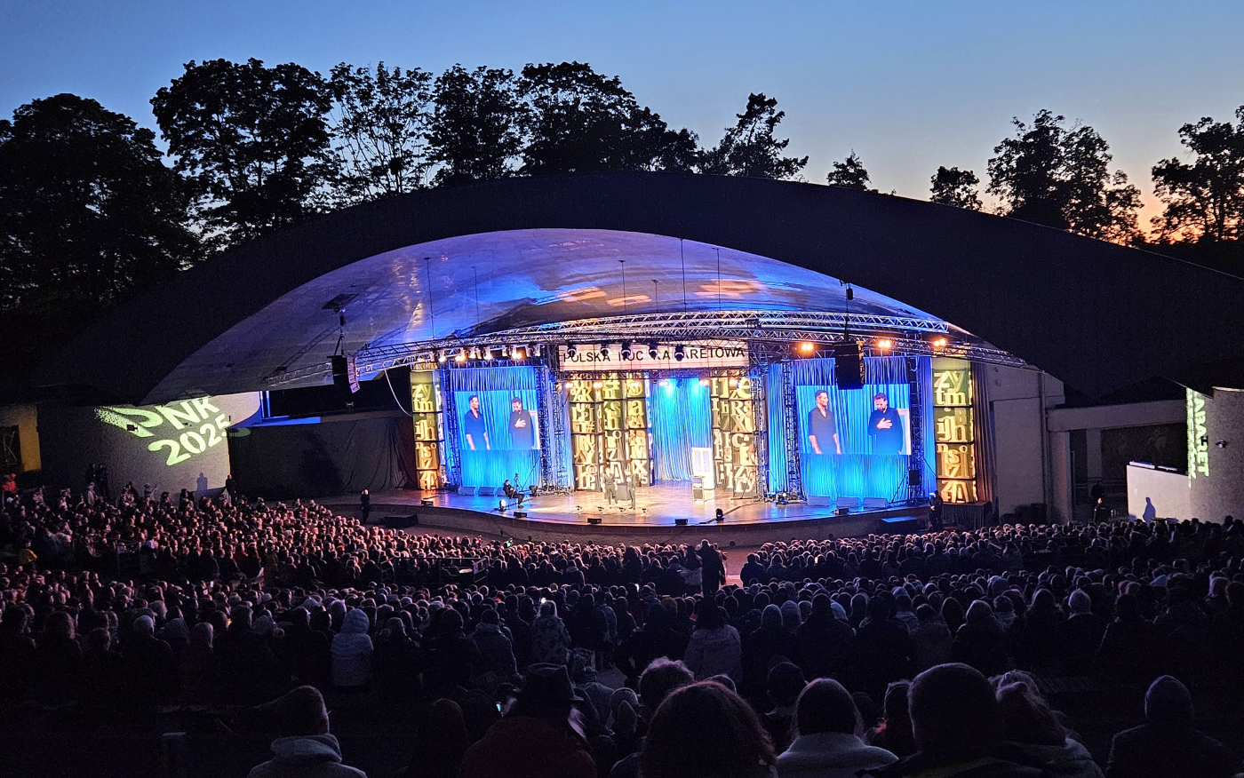 Widownia amfiteatru przy ulicy Drzymały Polska Noc Kabaretowa 2026 Gorzów bilety na występy kabaretów Skeczów Męczących i Smile w Gorzowie