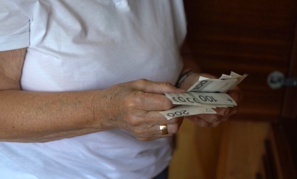 Seniorka straciła 40 tys. zł. Uwierzyła w wyciek danych z banku